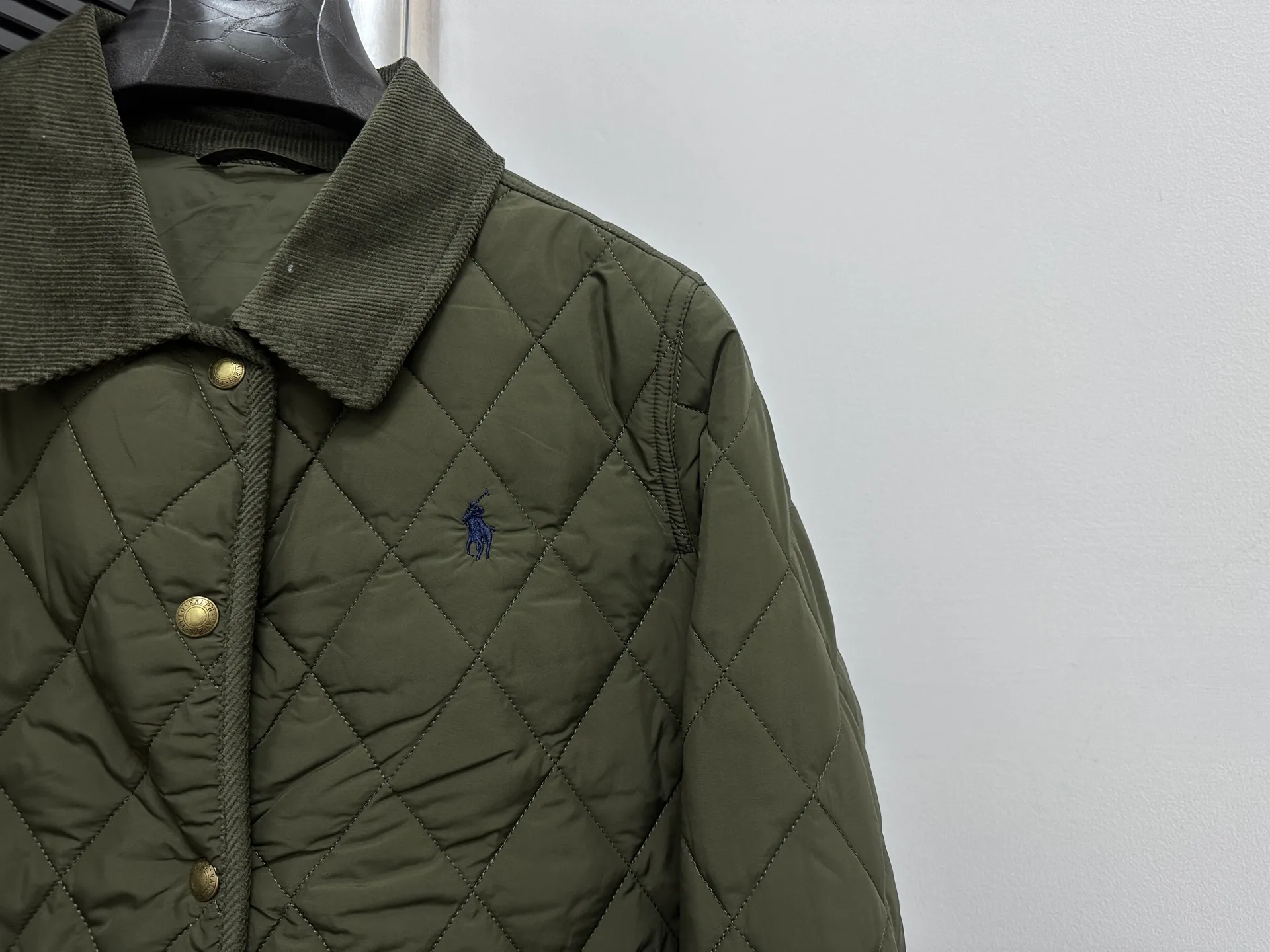 P530 【Ralph Lauren】Ralph Lauren cotton-padded jacket. The face is filled with imitation feather cotton. Three-in-one rhombus quilted embroidery. Soft and comfortable. Warm and comfortable. Corduroy strips run through the whole body. No knots or overlaps. Artificial curling. Fine workmanship. Does not look bloated. The upper body is light and not bloated. Soft and comfortable. Highly recommended. Size: S M L